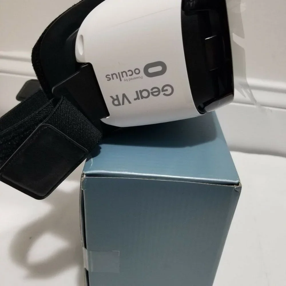 Black Samsung Gear VR Virtual Reality Headset powered by Oculus 1st Generation
